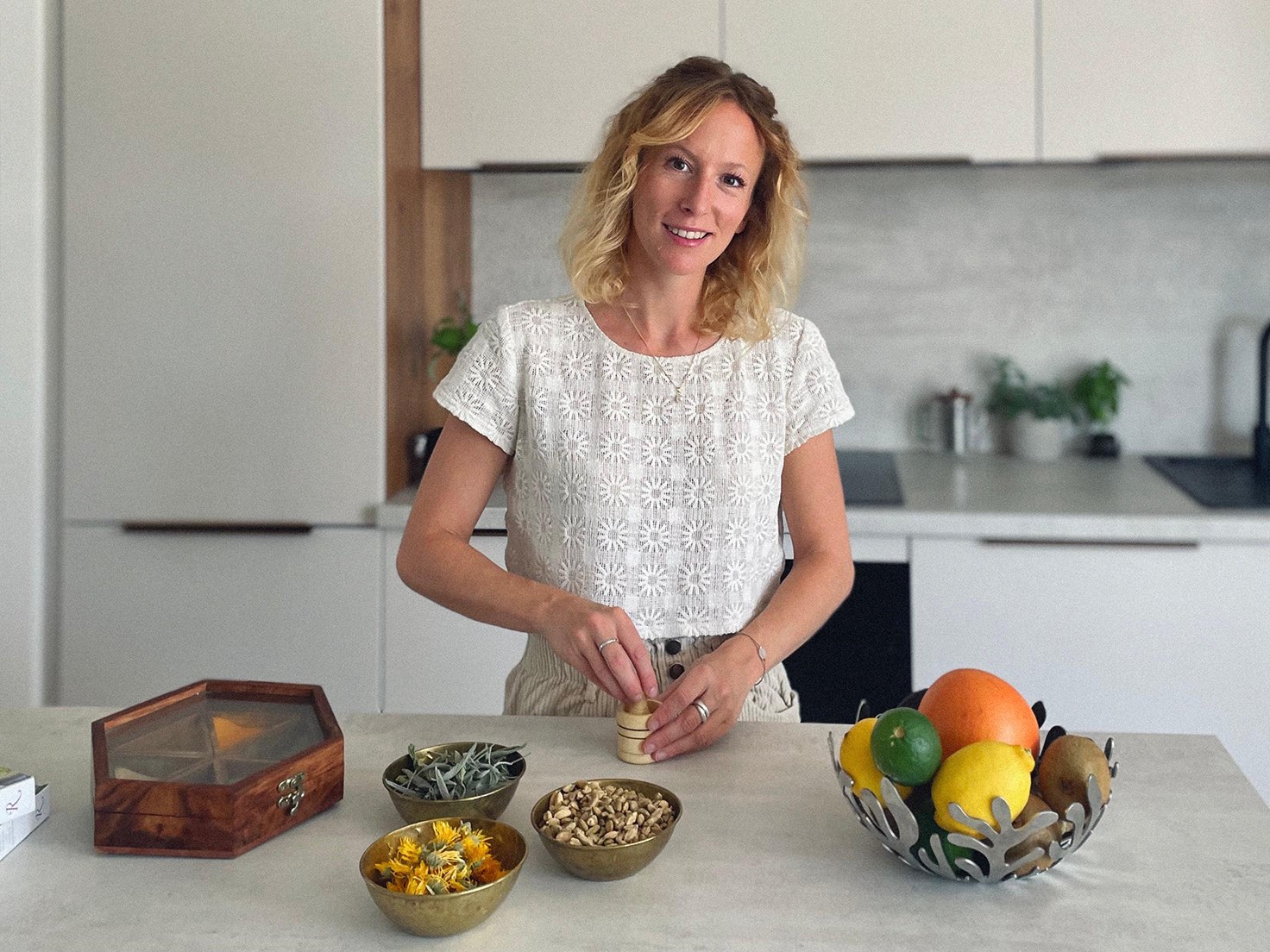 Astrid prépare des plantes ayurvédiques dans sa cuisine