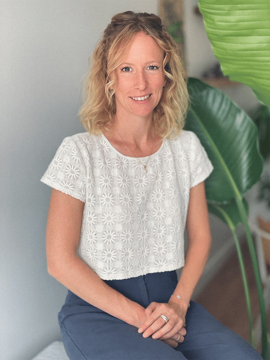 Astrid, praticienne en Ayurveda et maître Reiki, dans son cabinet à Annecy